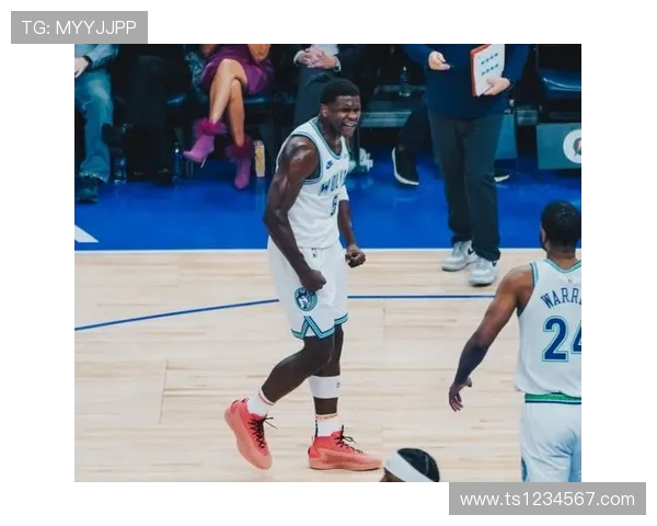 爱德华兹连取7分打停尼克斯 32分引爆全场强势统治比赛关键时刻